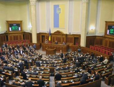 Στα «χέρια» πιάστηκαν βουλευτές μέσα στην ουκρανική Βουλή (βίντεο)